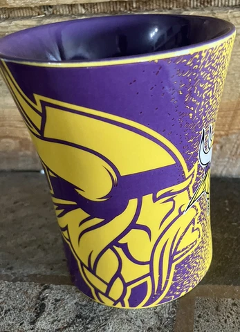 Minnesota Vikings NFL  14 oz Purple Yellow Sculpted Logo Relief Coffee Mug Cup Cover