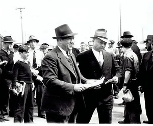 1940 Original Foto Detroit Polizei beschlagnahmt UAW Gewerkschaftsmaterial bei Ford Motor  - Bild 1 von 2