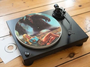 1950's Vintage Pin Up Girl Horror Poster Filz Plattenspieler Rockabilly Slipmat - Bild 1 von 1