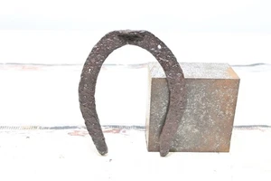 Antico. Fori per unghie quadrati decorativi a ferro di cavallo ferro primitivo - Foto 1 di 16