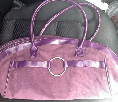 Estuche de maquillaje y bolsillo de terciopelo sintético púrpura Estee Lauder Foto 1 de 4