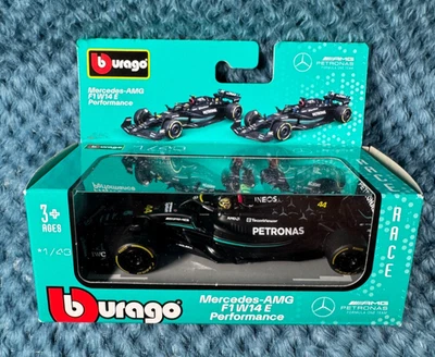 Coche de carreras fundido a presión Lewis Hamilton #44 F1 Mercedes-AMG Petronas F1W14E Burago 1:43 Foto 1 de 4