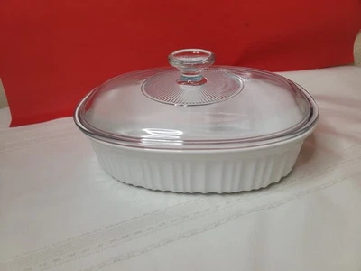 Plato ovalado Corning Ware de gres blanco francés de 1-1/2 cuartos de galón de 1,4 L con tapa Foto 1 de 4