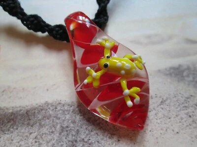 Collar torcido de cáñamo negro de 16,5 pulgadas con colgante de rana de vidrio rojo y amarillo Foto 1 de 2