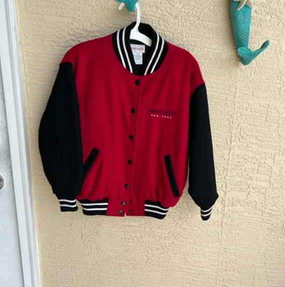 Chaqueta Universitaria American Girl New York Roja/Negro/Blanco Rayas Juvenil/Pequeña Foto 1 de 4