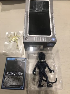 Loyal Subjects Aliens Blue Xenomorph with Facehugger 1/96 Vinyl Figur - Bild 1 von 5