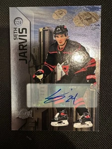 Autografo 2023-24 Metal Universe Hockey Seth Jarvis 024 - Foto 1 di 3
