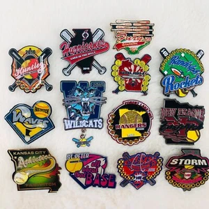 Lote de prendedores intercambiables esmaltados de la Liga de Softbol Lanzamiento Rápido 2016 para niñas - Minnesota WI MO - Imagen 1 de 2