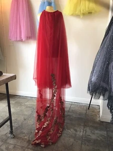 Capa/Tren Rojo con Bordado Dorado Talla M - Imagen 1 de 4