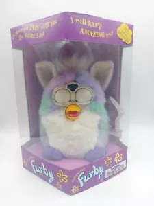 Furby Tie Dye Pastel Rainbow 1998 de colección nuevo sellado en caja Tiger Gen 4 - Imagen 1 de 7