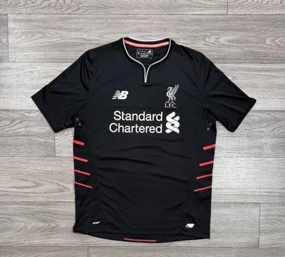 ФУТБОЛКА ФУТБОЛЬНАЯ ФУТБОЛКА ЛИВЕРПУЛЬ 2016 2017 ВЫЕЗДНЫЕ МАТЧИ NEW BALANCE ЧЕРНАЯ размер M - Изображение 1 из 4
