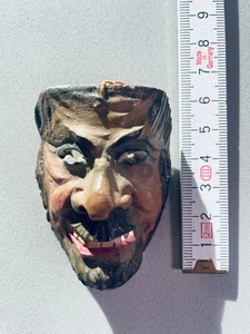 Sehr alte Handgeschnitzte Holzmaske, Miniatur Maske aus Mittenwald mit Anhänger - Bild 1 von 4