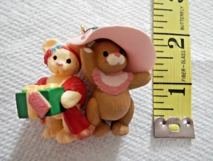 HALLMARK 1996 ORNAMENTO - SORELLA A SORELLA - DUE SORELLE CHE INDOSSANO BEI CAPPELLI - Foto 1 di 8