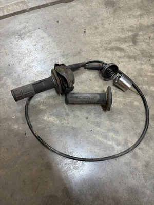 2004 Kawasaki KDX 220 OEM Throttle & Cable - Imagen 1 de 3