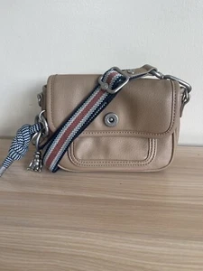 Kipling Inaki Beige Live Life Small Cross Body Shoulder Bag Metal Monkey Charm - Picture 1 of 5