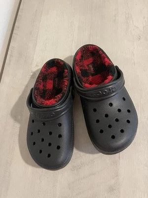 Zuecos clásicos Crocs J2 negros rojos a cuadros forrados de sherpa polar difuso Foto 1 de 4