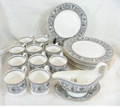 Canecas e molho Wedgwood florentino dragões preto e dourado pratos de jantar por escolha - Imagem 1 de 2