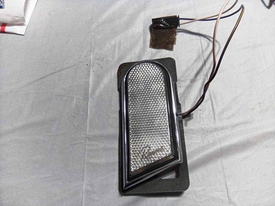  Luz interior trasera izquierda del lado del conductor Buick Riviera 1986-1993 Foto 1 de 4