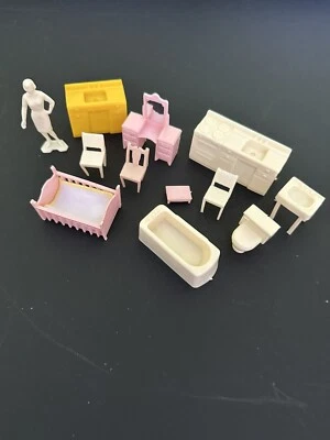 Lote mixto de 11 muebles vintage para casa de muñecas Marx cocina baño cuna madre Foto 1 de 4