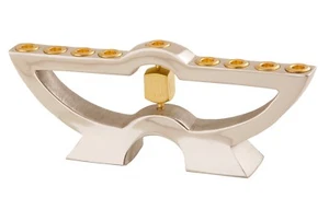 Hanukkah Menorá enchapada en oro y plata Hanukkia con un dreidel giratorio  - Imagen 1 de 1