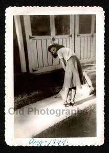 FALDA MUJER MIRANDO HACIA ATRÁS SEXY PIERNAS TACONES FOTO ANTIGUA/VINTAGE- G142 - Imagen 1 de 1