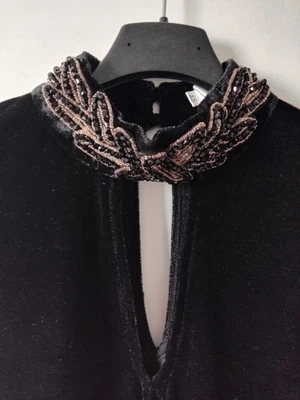 Abito di velluto nero con collo alto decorato Oh My Love London Foto 1 de 4