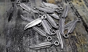 Tibetan Style Alloy Pendant, Antique Silver, Feather, 20 pce, 21x4.5x1mm - Foto 1 di 2