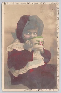 Foto real postal niña en anteojos bebiendo té 1907 color RPPC - Imagen 1 de 2