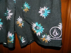NUEVO CON ETIQUETAS VOLCOM Bañador Hombre Negro Floral MANIC FIEL A THIS PANTALONES CORTOS* L - Imagen 1 de 3