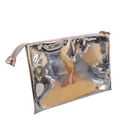 Bolso sin asas Saks Fifth Avenue plateado brillante forrado en tela roja brillante con cremallera  Foto 1 de 4