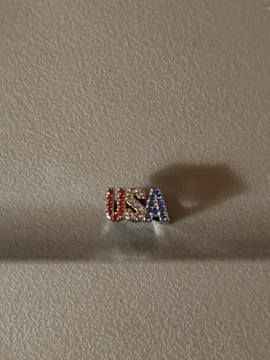 Berloque Keep Collective Key EUA pedras vermelhas/brancas/azuis prata perder amostra de vendas L60 - Imagem 1 de 2