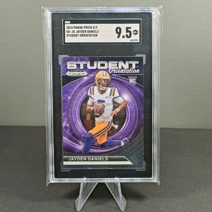 🟡🟣⚪ SGC 9.5 JAYDEN DANIELS RC STUDENT ORIENTATION 2024 D.P. - Picture 1 of 2