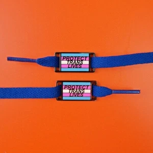 PROTECT TRANS LIVES 2 x ETIQUETAS DE CORDÓN DE ZAPATOS: dos pares de zapatos cerraduras de encaje LGBT pin regalo - Imagen 1 de 5