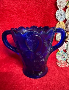 Jarrón de colección de vidrio azul cobalto con diseño de fresa elevada - Imagen 1 de 7