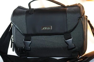 Bolsa de cámara Nikon negra BONITA para sistema sin espejo Nikon SLR DSLR - Imagen 1 de 6