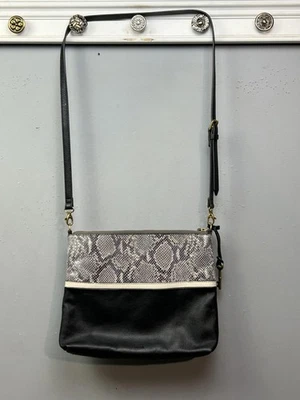 Bolsa tiracolo Fossil feminina preta cinza estampa de cobra bolsa de ombro couro com zíper - Imagem 1 de 4