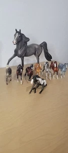 Lotto di 9 cavalli Bryer. 8 mini compagni stalla e 1 cavallo Bryer. - Foto 1 di 20