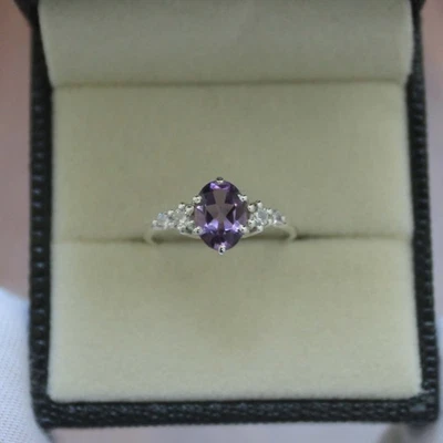 Anillo de piedras preciosas ovaladas moradas de plata de ley 925 con acento - Anillo elegante Foto 1 de 4