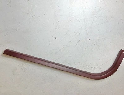 Уплотнение фиксатора дверной панели купе Buick Reatta отделка пластик 1988-1991 красное слева - Изображение 1 из 3