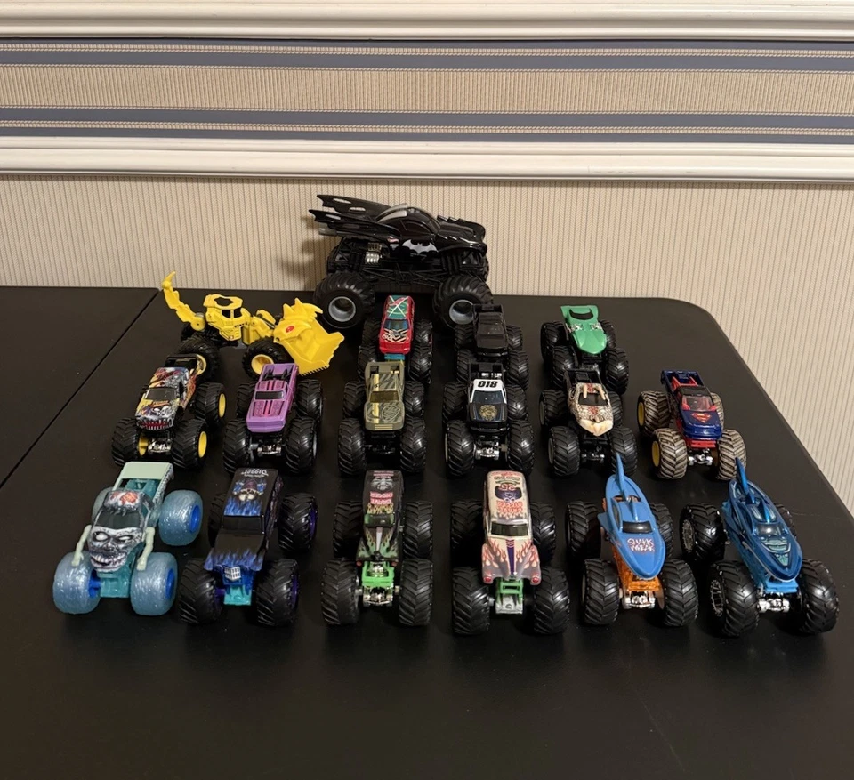 LOTE DE 17 Monster Jam Trucks (1) GRANDES 1:24 y (16) 1:64 Diecast Hot Wheels Foto 1 de 4