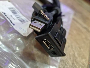 GENUINE NEW MITSUBISHI DASH AUX USB PORT RETENTION CABLE SP041037 - Picture 1 of 4