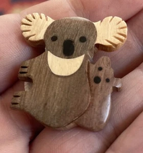 ADORABLE Koala de Madera Tallada con Bebé Koala en la Espalda Broche Prendedor Sombrero Prendedor Solapa - Imagen 1 de 4