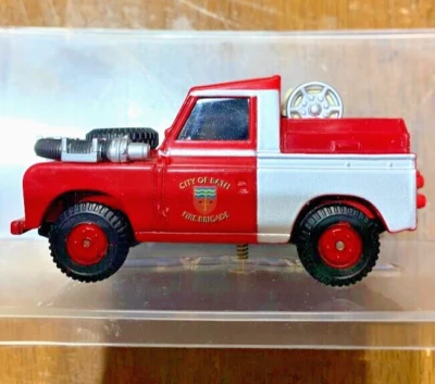 Corgi 8cm Long Diecast CS90065 - Land Rover - City Of Bath Fire Brigade Red - Image 1 of 4