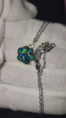 Colgante con estampado de pata de gato de perro con collar joyería | Mosaico de ópalo australiano  Foto 1 de 4