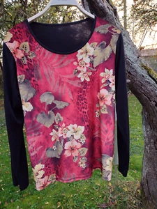 samtiges , festliches Shirt Gr. M mit leuchtendem Blumenmuster, Boutiqueware - Bild 1 von 6