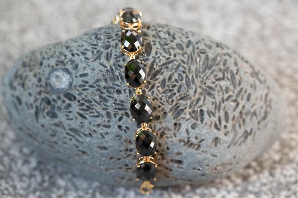 Браслет из чистого серебра с черной шпинелью и золотыми вспышками - Изображение 1 из 1