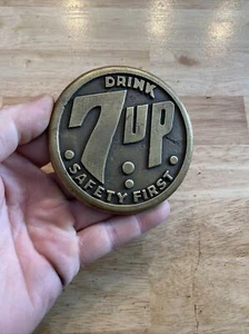 7UP Gehweg Marker MASSIV MESSING Patina Soda Pop Coca Cola Pepsi Sammler GESCHENK - Bild 1 von 12
