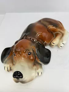 HUNDEFIGUR Beagle Basset Welpe Keramik liegend Kopf auf Pfoten braun weiß - Bild 1 von 8