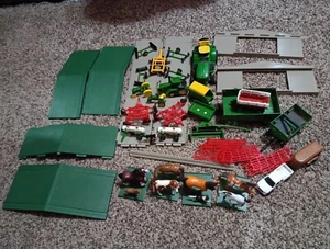 TOMY ERTL BAUERNHOF SPIELZEUG KONVOLUT JOHN DEERE SCHUPPEN/SCHEUNE TRAKTOR TIERE LKW  - Bild 1 von 21