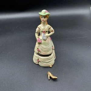 Porcelana Mini Estilizada Dama en Vestido Victoriano Bisagras Caja Baratija 5” LEER - Imagen 1 de 7